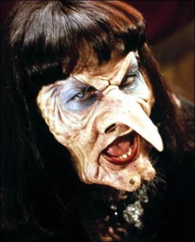 Le jeune orphelin Luke dcouvre, dans l'htel o il est en vacances, un congrs de sorcires aux trs mauvaises intentions...