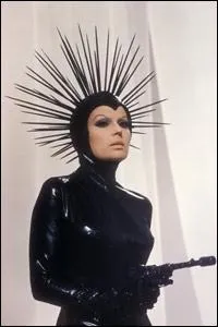 Film  sketches franco-italien, avec Sylvana Mangano, Annie Girardot et mme... Clint Eastwood... parlant des femmes, de leurs pouvoirs et comportements...