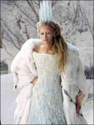 Tilda Swinton est la terrible sorcire blanche dans ce film pour enfants...