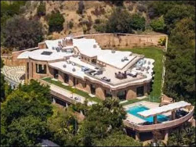 A qui est cette merveilleuse villa ? (Sachant que c'est la reine des îles de la Barbade)