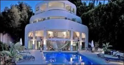 A qui est cette villa ? (C'est un groupe et ils n'a qu'une direction ! )