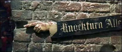 Quel est le nom du magasin dans lequel il atterrit dans le tome 2 ?