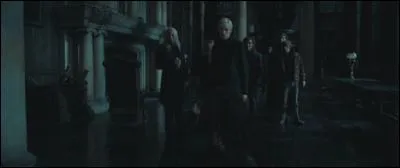 Dans le 7e tome, Harry et les autres se retrouvent au manoir Malefoy. Lucius demande alors à Drago si c'est réellement Harry Potter. Qu'est-ce que Drago lui répond ?