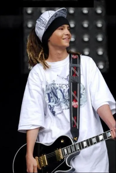 Qui a appris  jouer de la guitare  Tom ?