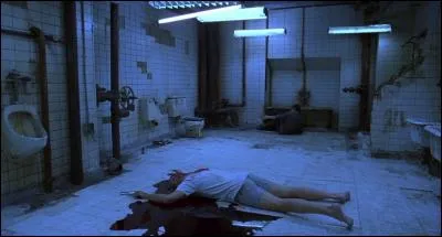 Qui est le mec au milieu de la salle ?