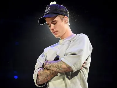 Justin Bieber a prié à l'occasion des attentats en France en plein concert et il a pleuré. Qu'en dites-vous ?