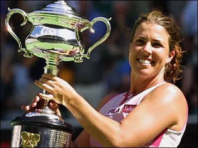 C'est une joueuse de tennis professionnel américaine, elle deviendra en 2001, numéro un mondiale dans le classement WTA, il s'agit de...
