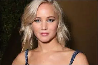 C'est une actrice américaine connue pour son rôle de Katniss Everdeen dans la saga cinématographique "The Hunger Games", il s'agit de...