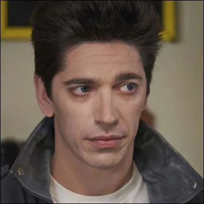 Qui est le maître fantôme de Théo ?