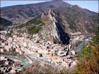 Mon 9° est une jolie petite ville des Hautes-Alpes :