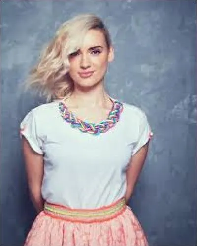 Quelle est sa couleur de cheveux naturelle ?