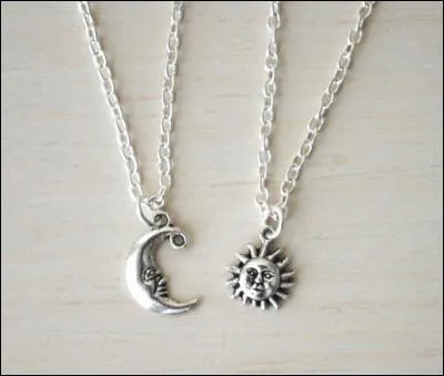 &Agrave; qui ces pendentifs appartiennent-ils ?