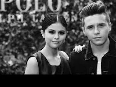 Sur quelle chaîne a-t-elle fait ses débuts d'actrice ?