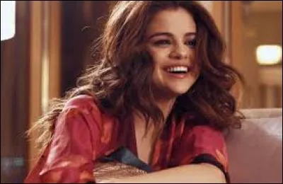 Avec quel acteur plus âgé est-elle sortie ?