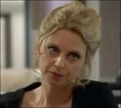 Sous quel pseudo "travaille" Alexandra ?