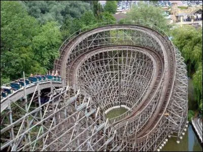 À quelle hauteur culmine la montée la plus haute de la montagne russe "le Loup-garou" ?