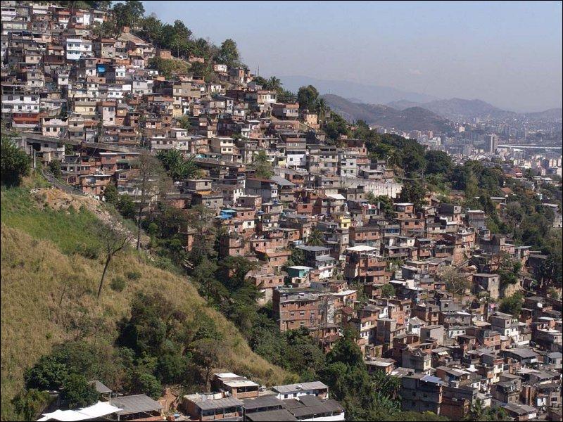Parmi ces inégalités à l'intérieur du Brésil l'une est fausse : (photo : quartier de bidonville à Rio)