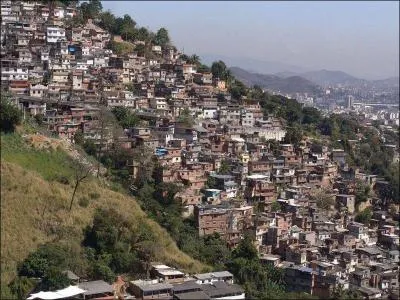 Parmi ces inégalités à l'intérieur du Brésil l'une est fausse : 
(photo : quartier de bidonville à Rio)