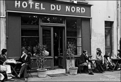 Certains ne sont jamais seuls, ils sont toujours accompagnés de leur connerie !