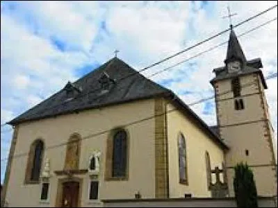 Voici l'église Saint-Pierre, au Val-de-Guéblange. Commune de Moselle, elle se trouve dans l'ancienne région ...