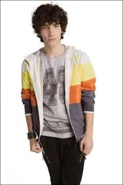 Qui embrasse Ramiro ?