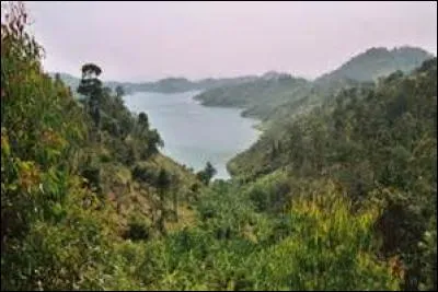 Comment est surnomm&eacute; le Rwanda ?