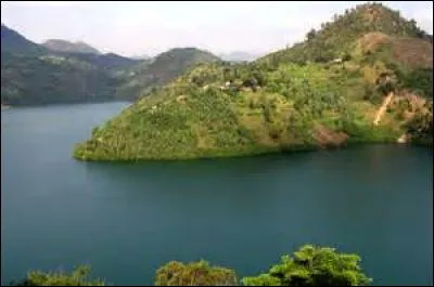 Lequel de ces lacs est situ&eacute; partiellement au Rwanda ?
