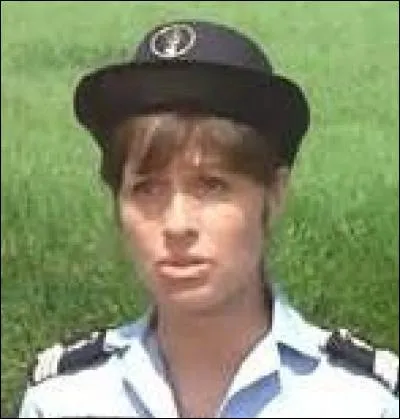 Comment s'appelle cette gendarmette que Louis aime bien taquiner ?