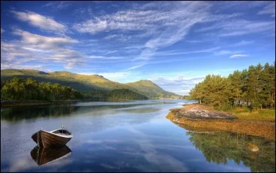 Norvège - Quand on est à table, on doit toujours avoir devant soin des verres, des serviettes, des couverts pour le repas/dîner et pour le dessert. Il y a peu d'aliments qui se mangent à la main. Là-bas, je peux vous affirmer que les habitants mangent les sandwiches avec une cuillère.
