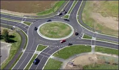 Sur un rond-point, à qui dois-je laisser la priorité ?