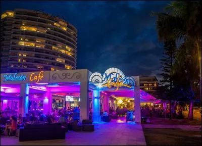 Quel est le quartier de Nouméa qui vit la nuit et le jour ?