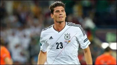 Comment s'appelle cet attaquant ?