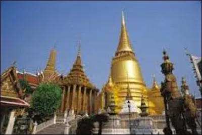 "Krung Thep Mahanakhon Amon Rattanakosin Mahinthara Ayutthaya Mahadilok Phop Noppharat Ratchathani Burirom Udomratchaniwet Mahasathan Amon Piman Awatan Sathit Sakkathattiya Witsanukam Prasit" est l'ancien nom d'une capitale qui se nomme aujourd'hui :