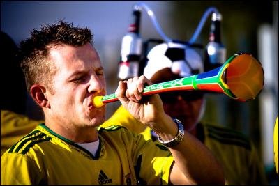 V - La vuvuzela est un long instrument d'origine sud-africaine utilisé par les supporters de football pour soutenir leur équipe.