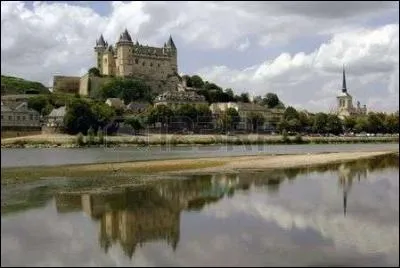 L - La Loire est le plus long fleuve français dont le bassin hydrographique est entièrement situé dans l'Hexagone.