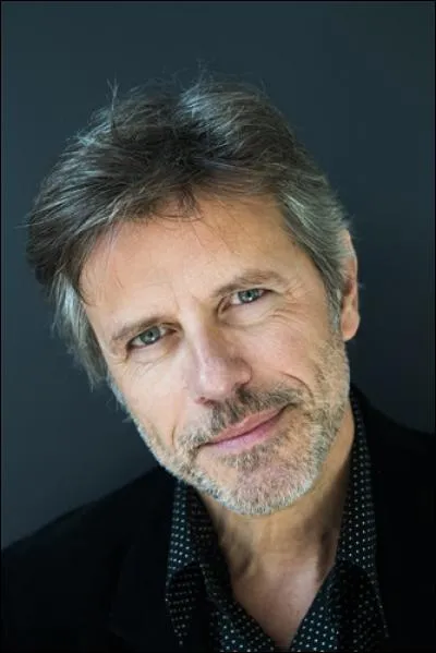 Avec qui Étienne est-il sorti ?