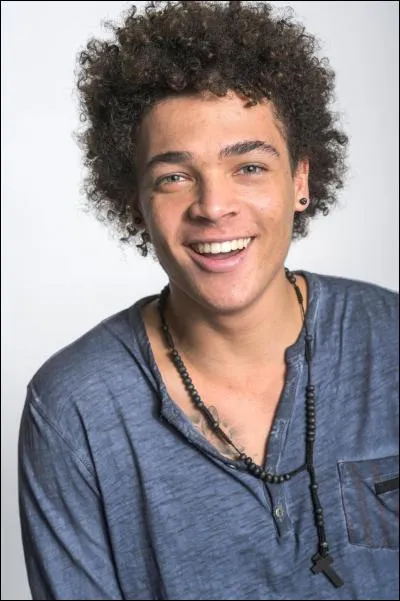 Avec qui Baptiste est-il sorti ?