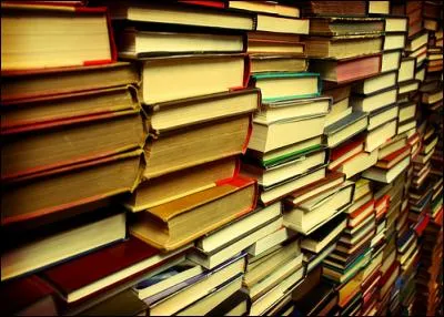 Laurent Gaud&eacute; est un romancier et dramaturge qui a &eacute;crit plusieurs oeuvres repr&eacute;sentant la guerre. Mais cet &eacute;crivain est mort en fin du XX&egrave;me si&egrave;cle.