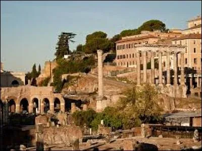 Pendant le règne de Jules César et puis d'Auguste, par quelle catastrophe Rome a-t-elle été ravagée ?