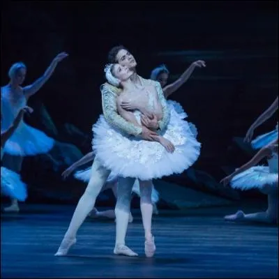 Elle se fait remarquer et part pour...