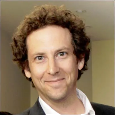 Comment s'appelle le directeur de la pièce ?