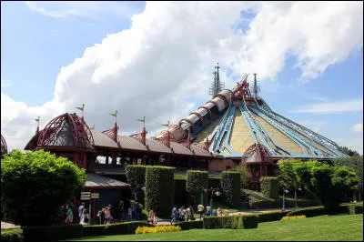 Comment devait s'appeler "Space mountain" au départ ?
