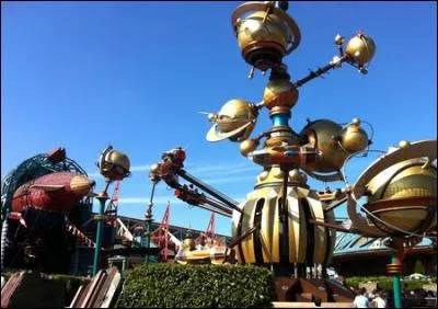 Comment s'appelle l'attraction où l'on tourne autour de planètes dans des fusées que l'on dirige ?