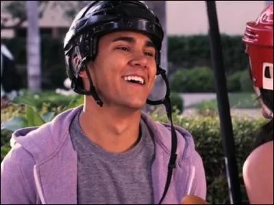 Comment s'appelle celui avec le casque ?