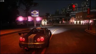 Cette voiture est une Nissan Skyline...