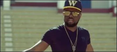 Maître Gims a chanté seul la chanson "Bella".