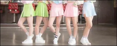 De quelle couleur les cheveux des membres du groupe sont-ils dans le clip "Ice Cream Cake" ?