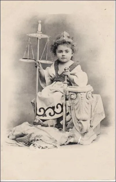 C'est la déesse de la Justice :