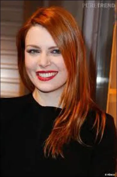 Qui est cette jolie rousse ?