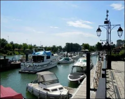 Combien de départements ont un nom commençant par "Val" ?